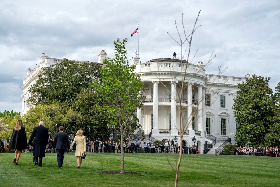 První dáma Francie Brigitte s manželem, prezidentem Emmanuelem Macronem, americkým prezidentem Donaldem Trumpem a jeho manželkou Melanií.