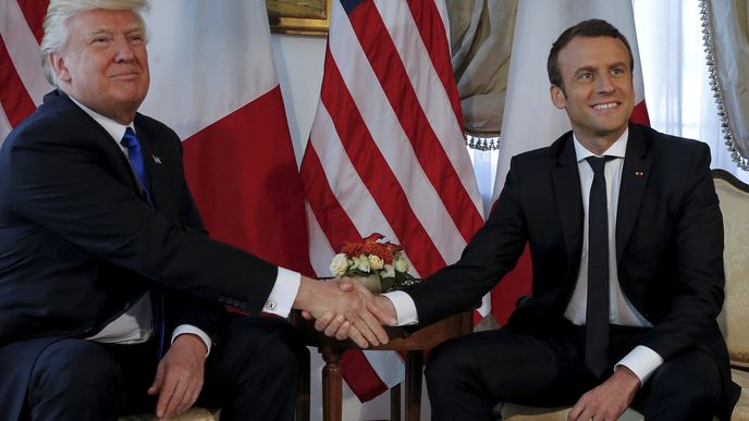 Donald Trump a Emanuel Macron se před summitem NATO setkali na pracovním obědě.