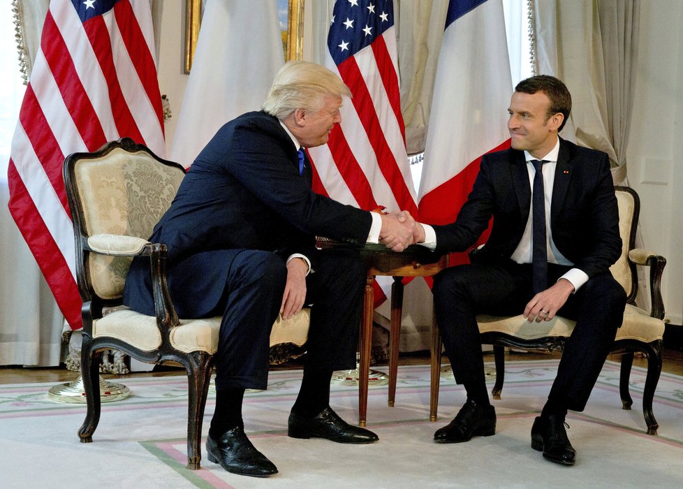 Francouzský prezident Emmanuel Macron v úterý přirovnal obsah telefonických rozhovorů s americkým prezidentem Donaldem Trumpem a jinými státníky k obsahu klobás. Nepřímo vzkázal, že je radno o něm raději nic nevědět.