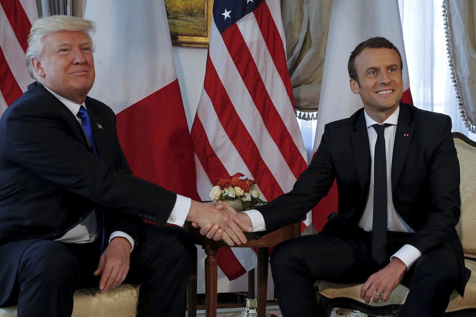 Donald Trump a Emanuel Macron se před summitem NATO se tkali na pracovním obědě.