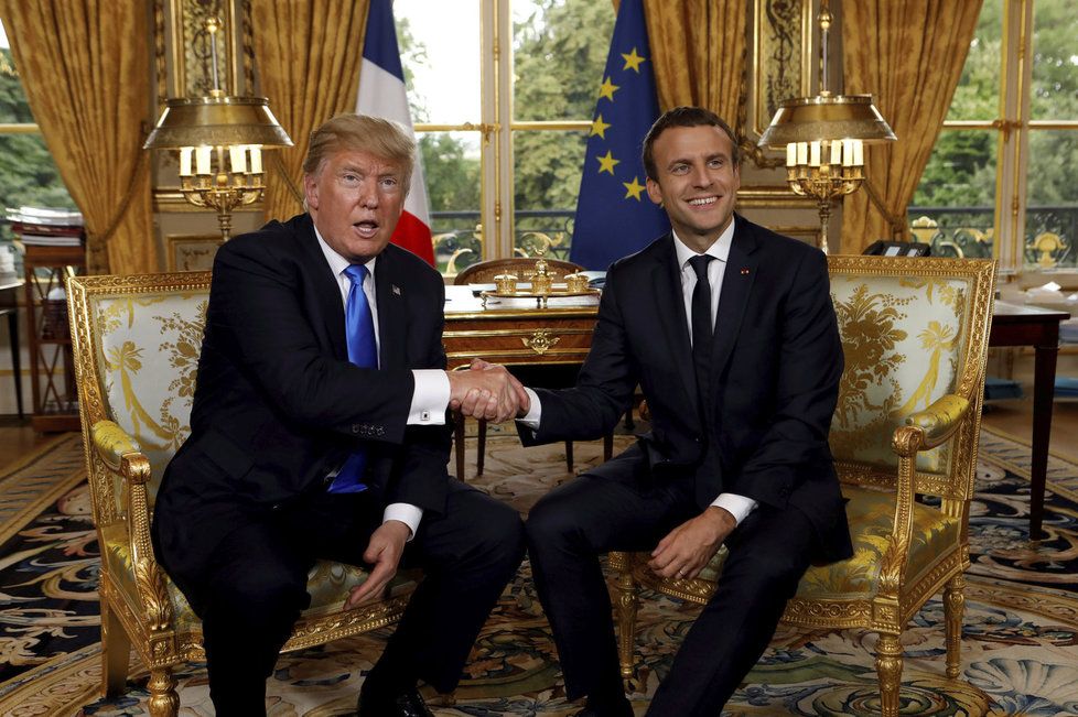 Francouzský prezident Emmanuel Macron v úterý přirovnal obsah telefonických rozhovorů s americkým prezidentem Donaldem Trumpem a jinými státníky k obsahu klobás. Nepřímo vzkázal, že je radno o něm raději nic nevědět.