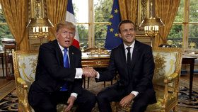 Donald Trump a francouzský prezident Emmanuel Macron při setkání v Paříži.