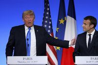 Trump před Macronem zmínil spory s Francií. Aféru syna s Ruskou smetl