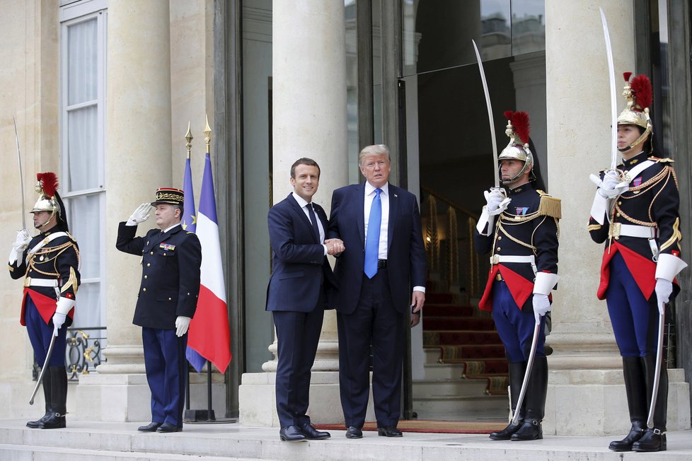 Donald Trump a francouzský prezident Emmanuel Macron při setkání v Paříži