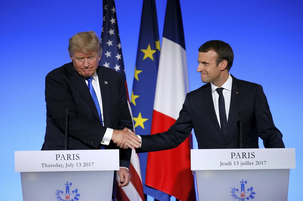 Donald Trump a francouzský prezident Emmanuel Macron při setkání v Paříži.