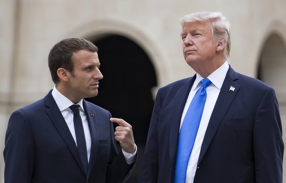 Francouzský prezident Emmanuel Macron v úterý přirovnal obsah telefonických rozhovorů s americkým prezidentem Donaldem Trumpem a jinými státníky k obsahu klobás. Nepřímo vzkázal, že je radno o něm raději nic nevědět.