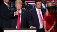 Donald Trump a Paul Manafort (vpravo)