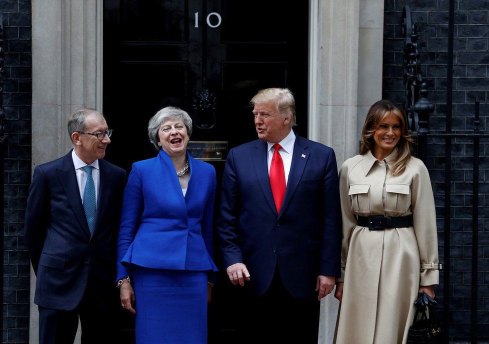 Americký prezident Donald Trump a jeho choť Melania a britská premiérka Theresa Mayová s chotěm Philipem (4. 6. 2019)