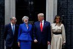 Americký prezident Donald Trump a jeho choť Melania a britská premiérka Theresa Mayová s chotěm Philipem (4. 6. 2019)