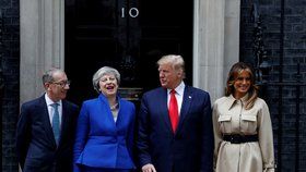 Americký prezident Donald Trump a jeho choť Melania a britská premiérka Theresa Mayová s chotěm Philipem (4. 6. 2019)