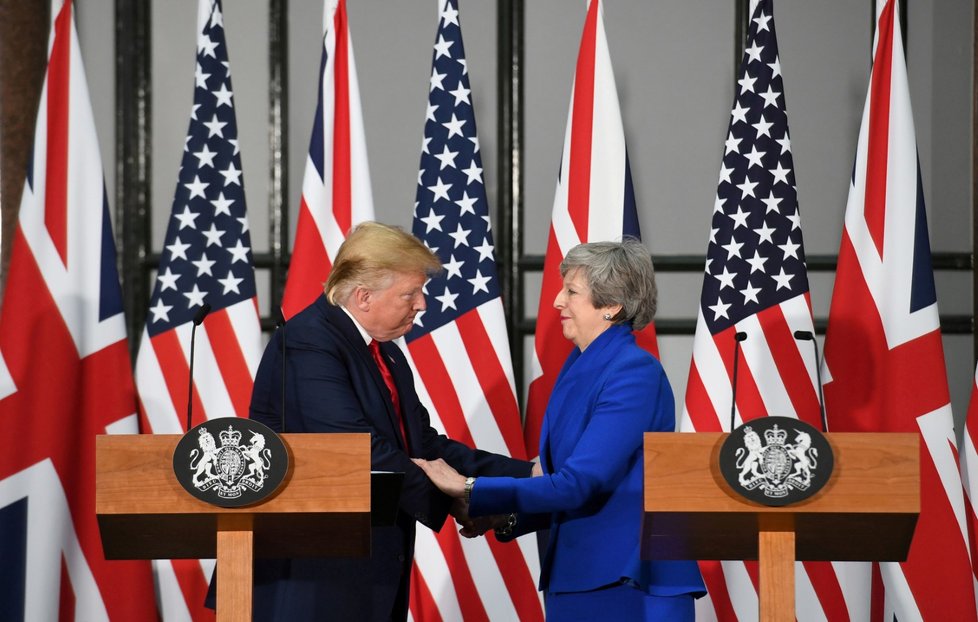 Donald Trump s Theresou Mayovou během návštěvy Velké Británie (4. 6. 2019)