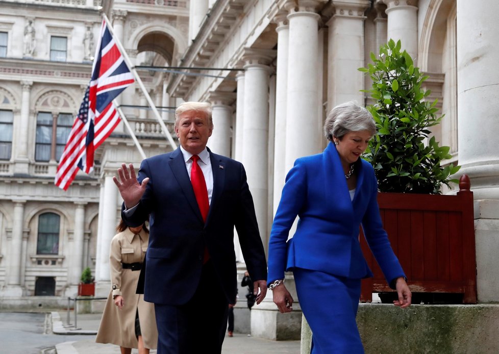 Donald Trump s Theresou Mayovou během návštěvy Velké Británie (4. 6. 2019)