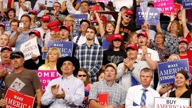 Muž v kostičkované košili na meetingu Donalda Trumpa v americké Montaně dělal za zády prezidenta nejrůznější grimasy. Nakonec byl nahrazen dívkou, aby jeho obličeje nebyly na televizních obrazovkách.