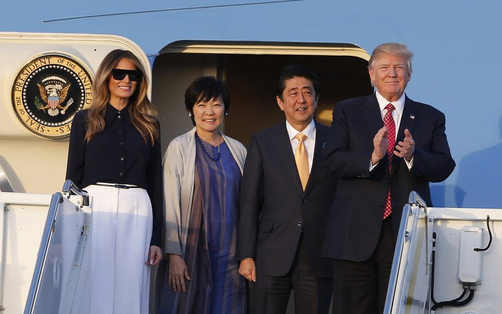 Manželé Trumpovi spolu s japonským premiérem Šinzó Abeem a jeho ženou