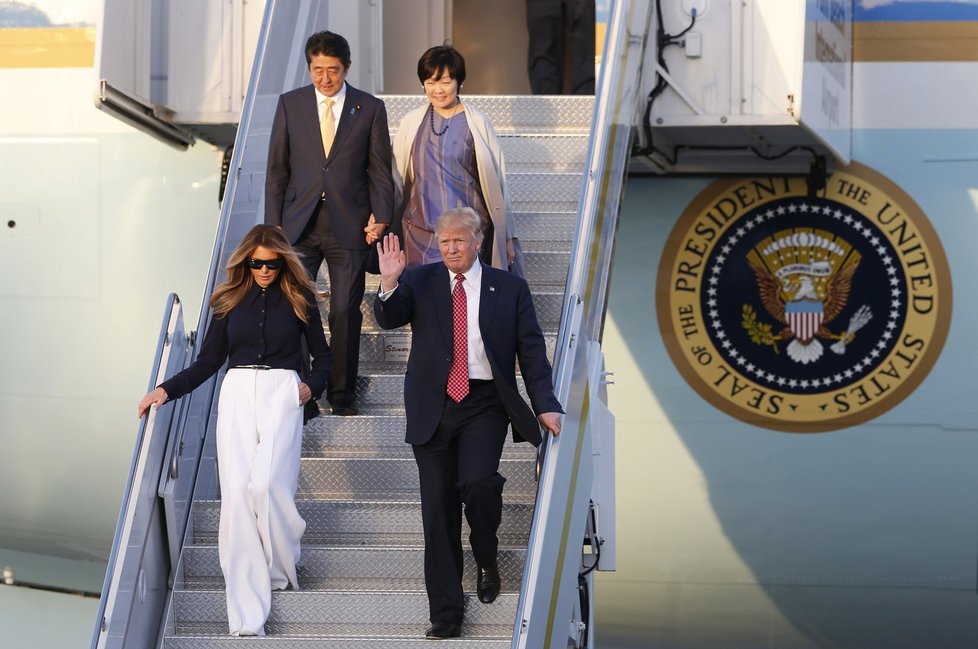 Manželé Trumpovi spolu s japonským premiérem Šinzó Abeem a jeho ženou