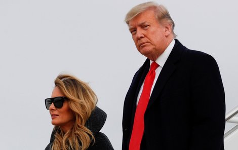 Americký prezident Donald Trump a jeho manželka Melania při silvestrovském návratu z Washingtonu na Floridu (31. 12. 2020)