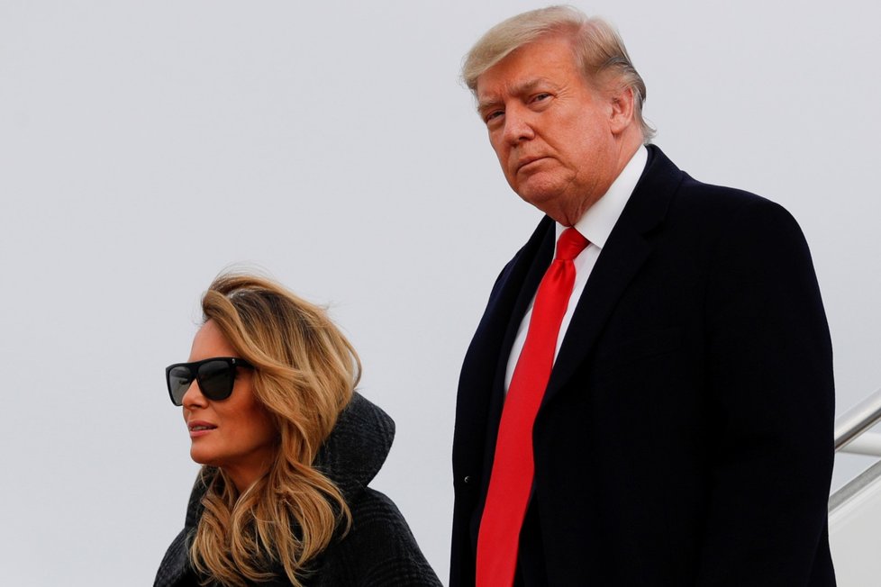 Americký prezident Donald Trump a jeho manželka Melania při silvestrovském návratu z Washingtonu na Floridu (31. 12. 2020)