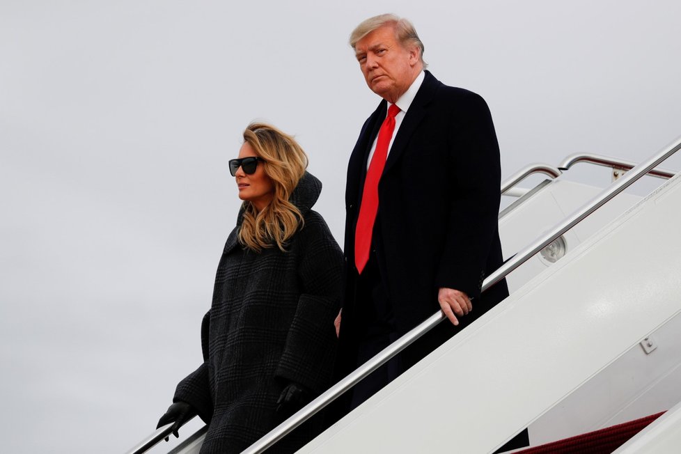 Americký prezident Donald Trump a jeho manželka Melania při silvestrovském návratu z Washingtonu na Floridu (31. 12. 2020)