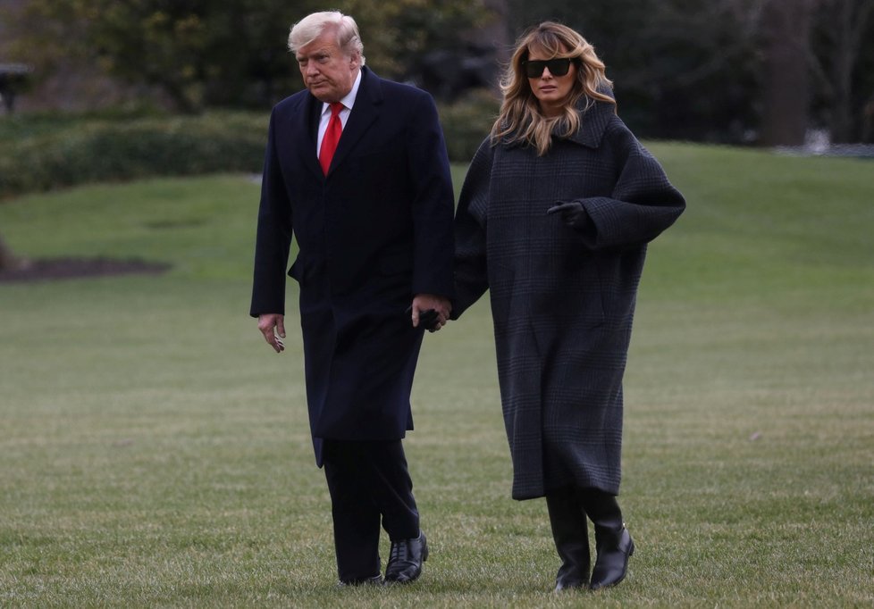 Americký prezident Donald Trump a jeho manželka Melania při silvestrovském návratu z Washingtonu na Floridu (31. 12. 2020)