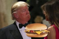 Šokující kniha o Trumpovi: Plačící Melanie, burgery v peřinách a hrůza z travičů