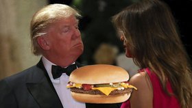 Šokující kniha o Trumpovi: Plačící Melanie, burgery v peřinách a hrůza z travičů