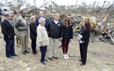 Donald Trump s manželkou v Alabamě. Byla to dvojnice?