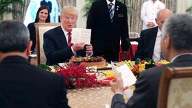 Trump ukazuje hostům menu