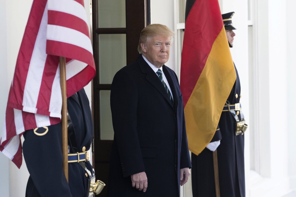 Donald Trump čeká před Bílým domem na německou kancléřku.