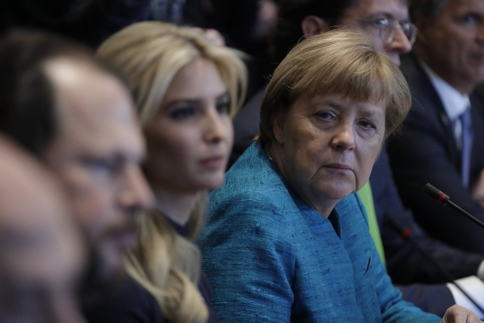 Německá kancléřka při setkání s Donaldem Trumpem seděla vedle jeho dcery Ivanky.