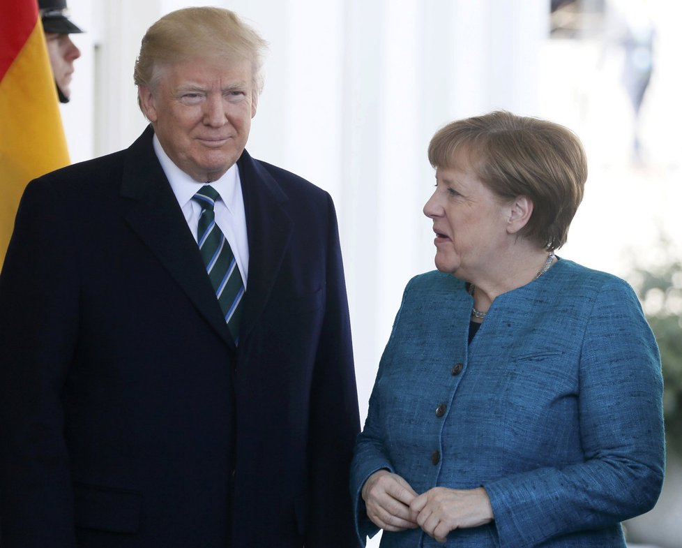 Donald Trump vítá Angelu Merkelovou.