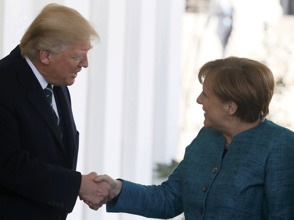 Donald Trump poprvé přivítal Angelu Merkelovou.