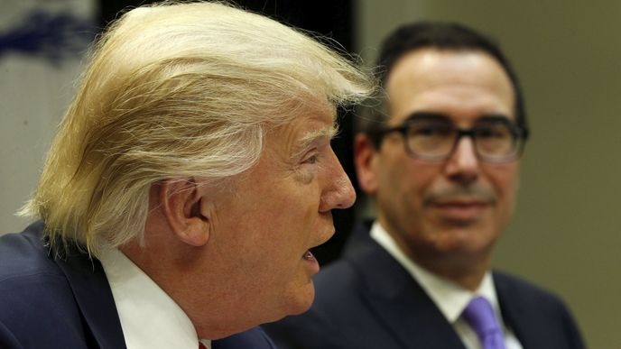 Americký ministr Donald Trump  a ministr financí Steve Mnuchin při jednání v Bílém domě