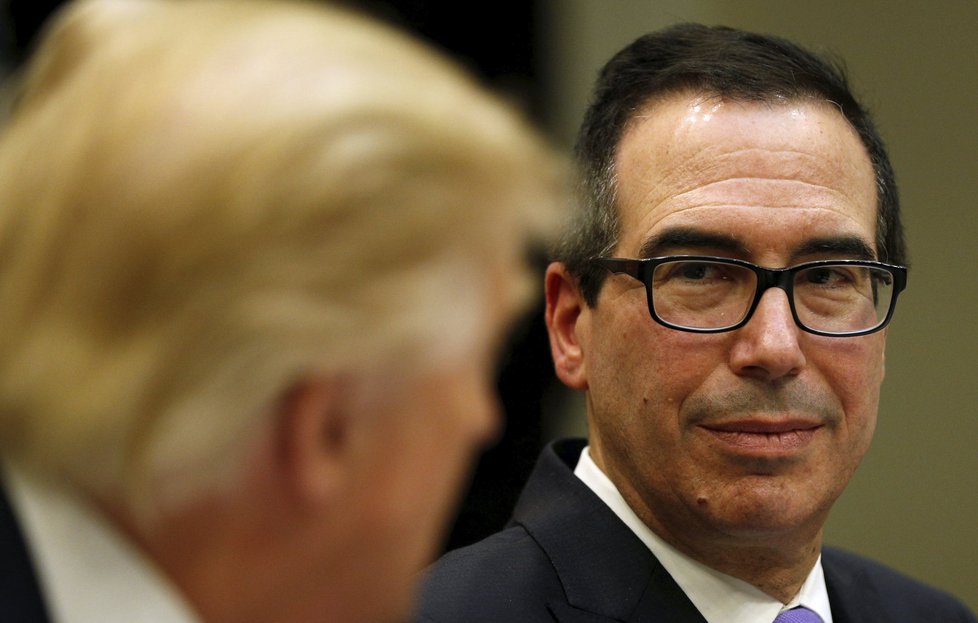 Americký ministr Donald Trump  a ministr financí Steve Mnuchin při jednání v Bílém domě