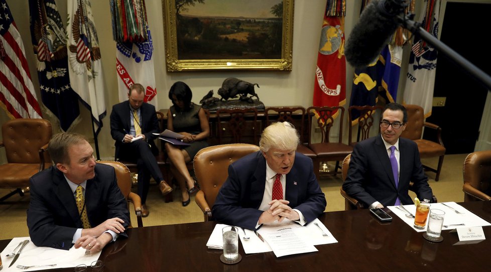 Americký ministr Donald Trump  a ministr financí Steve Mnuchin při jednání v Bílém domě