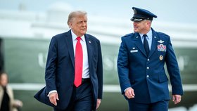 Donald Trump před odjezdem na státní návštěvu do Velké Británie opět zakrýval modřinu na hřbetu ruky