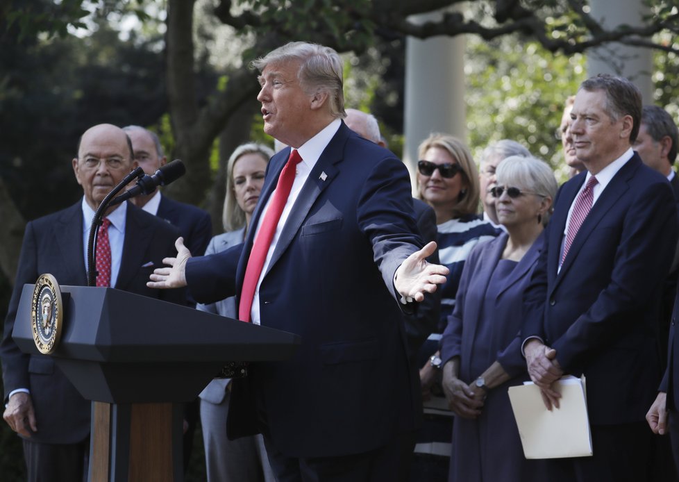 Uzavřeli jsme nejdůležitější obchodní dohodu v americké historii, komentoval Trump novou podobu smlouvy NAFTA. Je férová ke všem stranám, dodal.