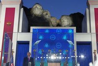„Komunismus? Smrtelná hrozba!“ Trump překvapil projevem. USA k výročí popřál i Macinka