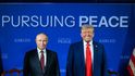 Trump s oteklými kotníky a Putinem na Aljašce (15. 8. 2025). Trump s oteklými kotníky a Putinem na Aljašce (15. 8. 2025).