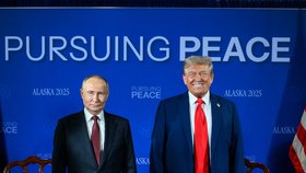 Trump s oteklými kotníky a Putinem na Aljašce (15. 8. 2025).