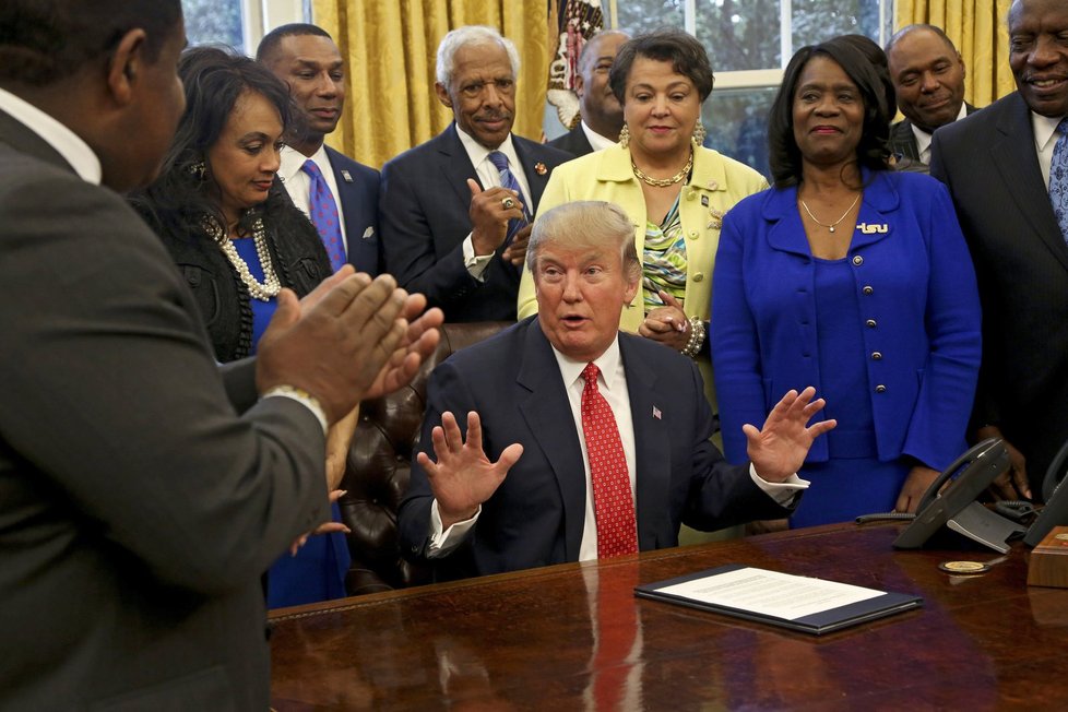 Donald Trump v Oválné pracovně přivítal zástupce černošských univerzit.