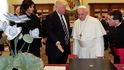 Trumpovi na návštěvě Vatikánu.