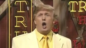 Prezident Trump skotačí s kuřaty v parodii na reklamu