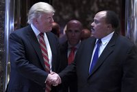 Spor s černochy „hasil“ Trump schůzkou se synem Martina Luthera Kinga