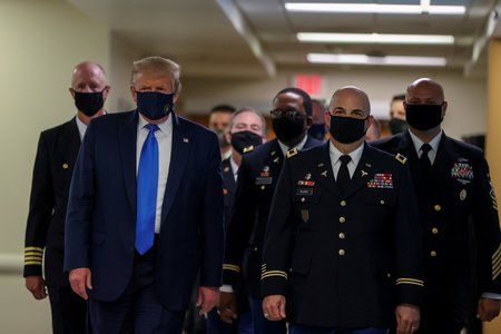 Prezident Donald Trump v roušce navštívil Walter Reed National Military Medical Center v Bethesdě. (11. 7. 2020)