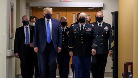 Prezident Donald Trump v roušce navštívil Walter Reed National Military Medical Center v Bethesdě (11. 7. 2020)