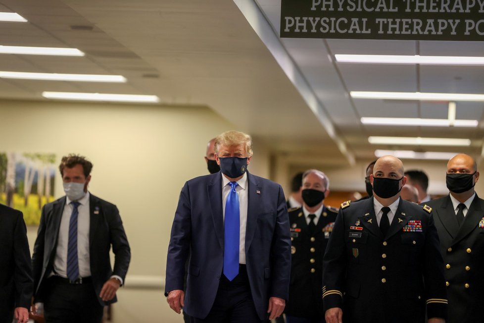 Prezident Donald Trump v roušce navštívil Walter Reed National Military Medical Center v Bethesdě. (11. 7. 2020)