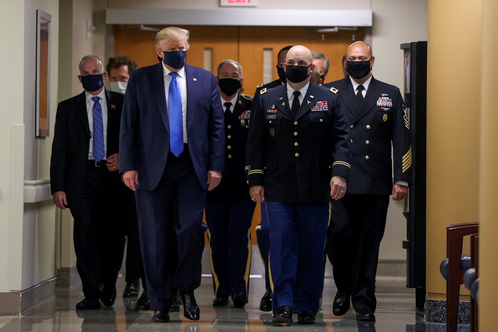 Prezident Donald Trump v roušce navštívil Walter Reed National Military Medical Center v Bethesdě (11. 7. 2020)