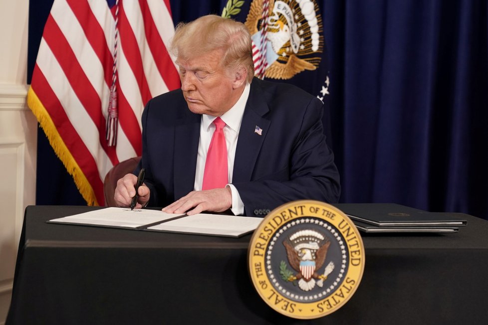 Americký prezident Donald Trump a podpis pomoci lidem zasaženým koronavirem (8. 8. 2020)