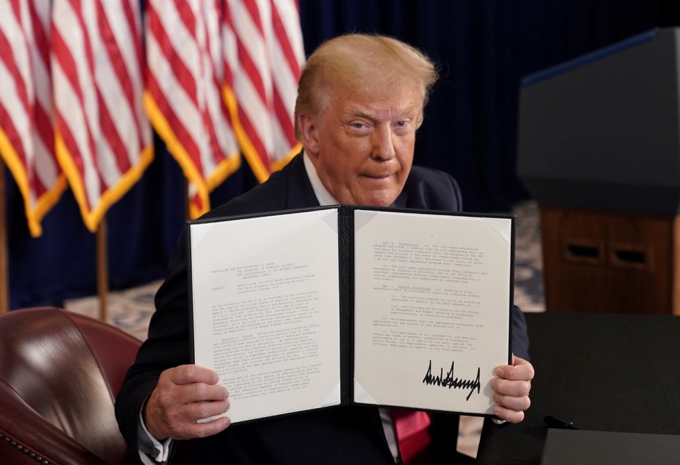 Americký prezident Donald Trump a podpis pomoci lidem zasaženým koronavirem (8. 8. 2020)