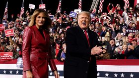 Americký prezident Donald Trump se zapojil do republikánské senátní kampaně v Georgii. Doprovodila ho manželka Melania (5. 12. 2020)